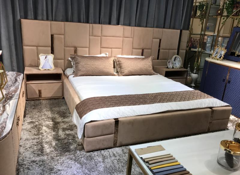 Minimalist designer's first floor leather bed villa large flat floor Lawrence wide screen master bed